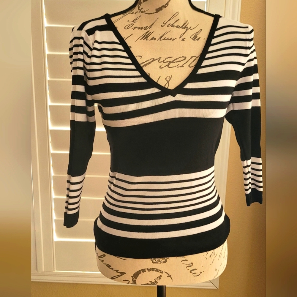 NEW YORK & COMPANY STRIPPED LONG SLEEVE TOP
